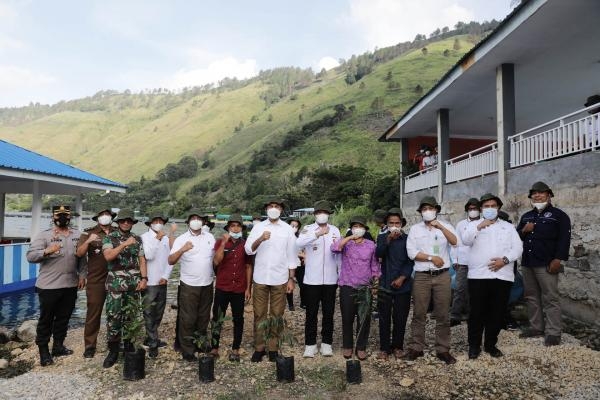 Bersama BPDASHL Asahan Barumun, Wagub Musa Rajekshah Tanam Pohon di Desa Simangulampe